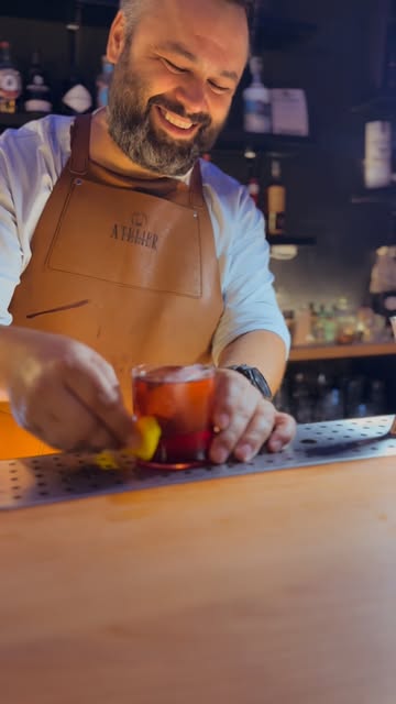 Barman Atelier pregătind un cocktail de autor