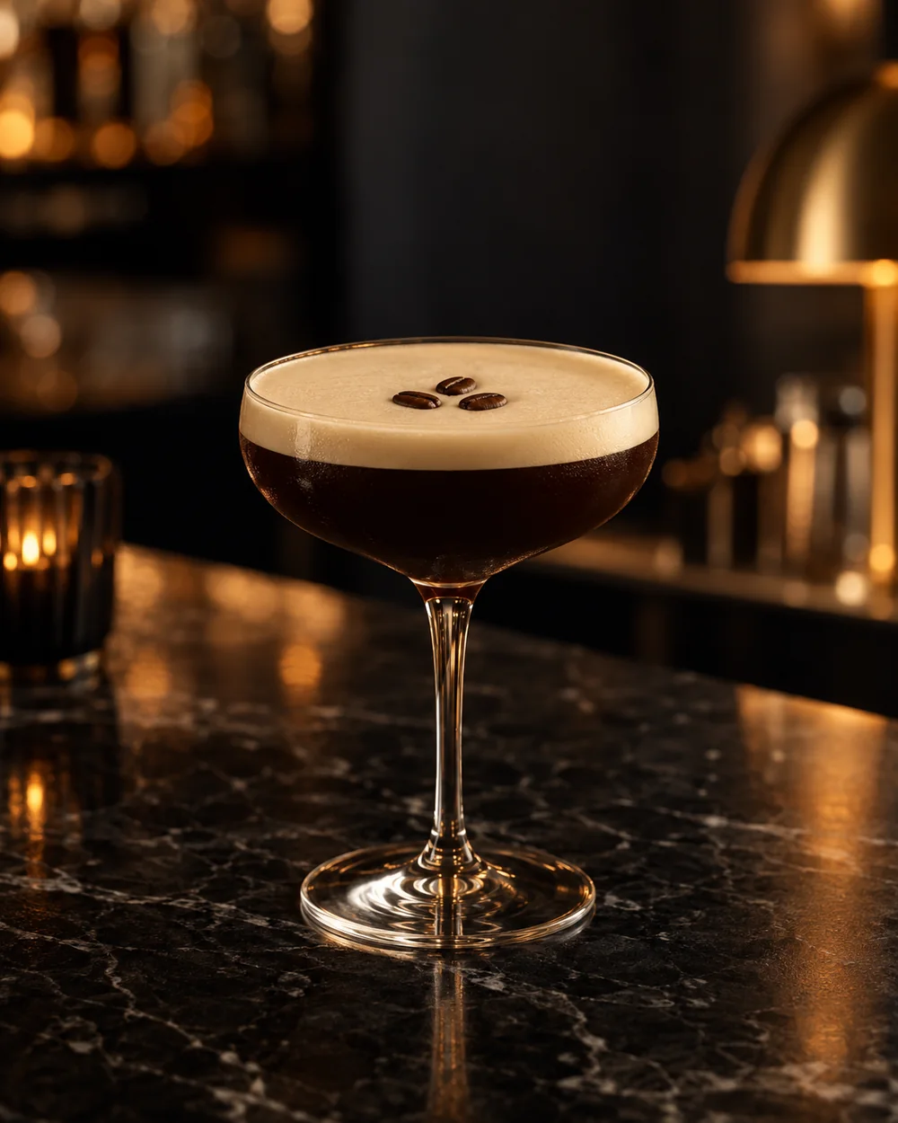 Espresso Martini într-un pahar coupe, cu spumă fină și boabe de cafea