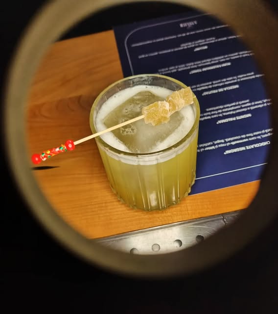 Cocktail de autor cu spumă fină, servit la Atelier